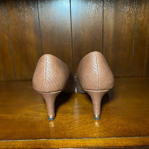 NWOT Easy Street Pump Shoes with Heel Gold Trim Size 7.5 (9.5”) Brown - Picture 6 of 10